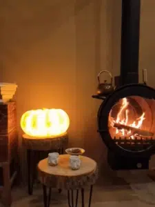 wandmontierter Holzkamin