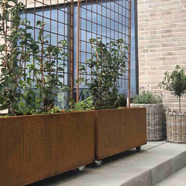 Jardinera de acero corten con enrejado
